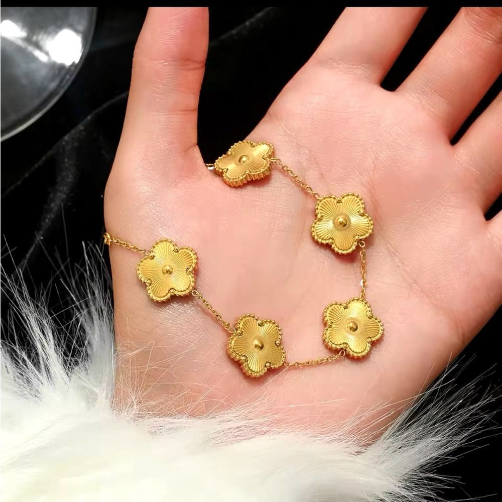 Gold Stainless Steel Four-Leaf Clover Nail Bangle – Women’s Fashion Bracelet